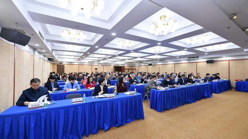 选择成人教育机构时，可以从以下几个方面了解：